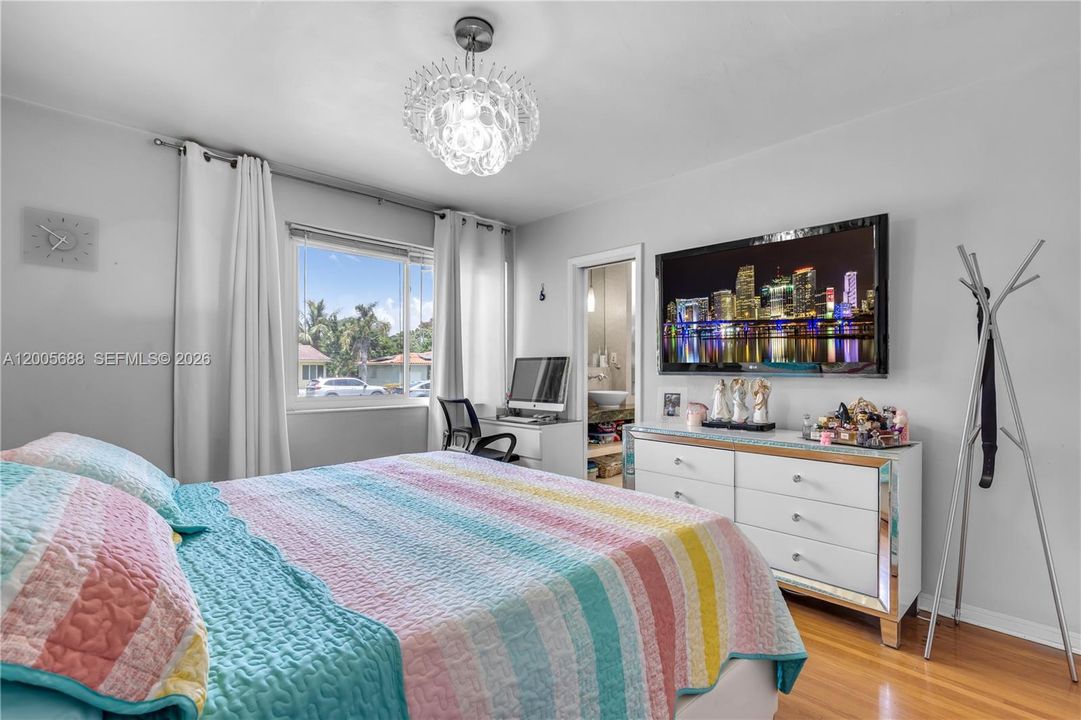 For Sale: $2,100,000 (5 beds, 3 baths, 2892 Square Feet)
