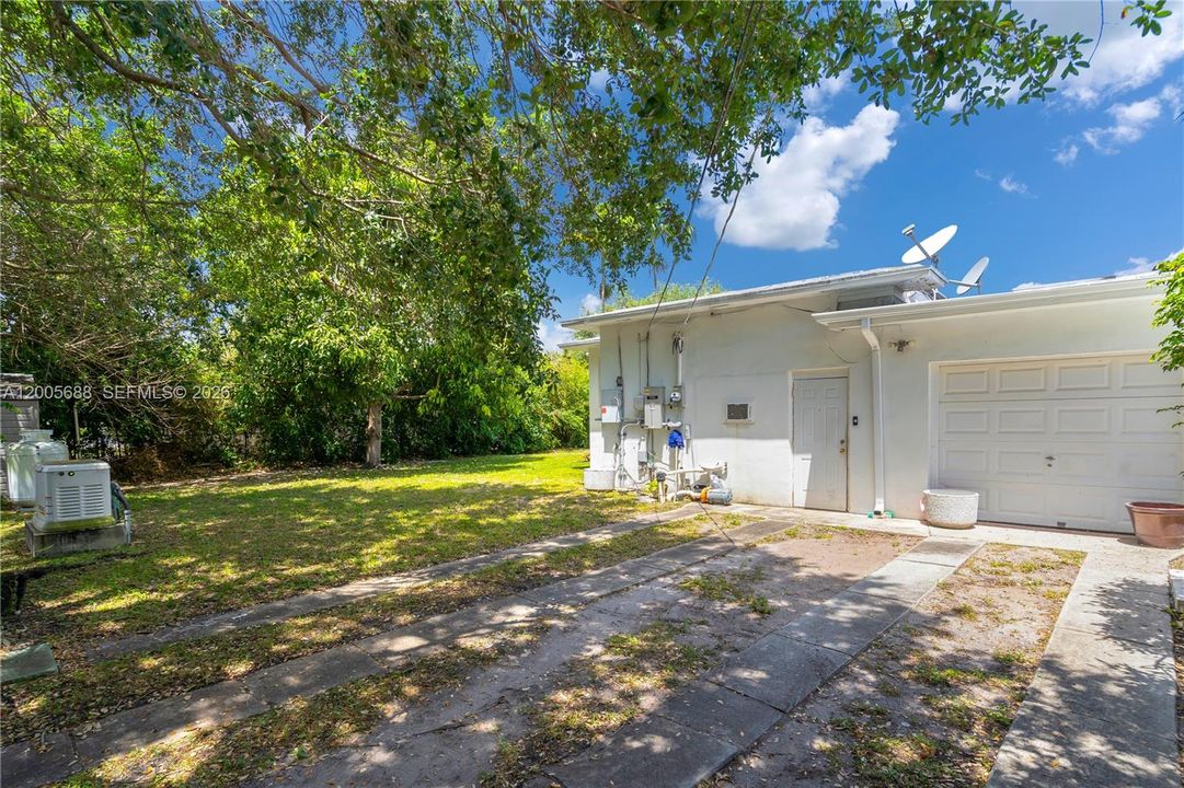 For Sale: $2,100,000 (5 beds, 3 baths, 2892 Square Feet)