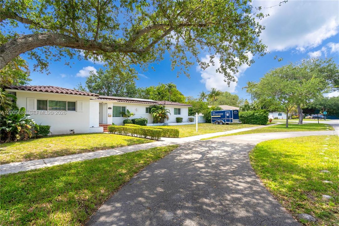 For Sale: $2,100,000 (5 beds, 3 baths, 2892 Square Feet)