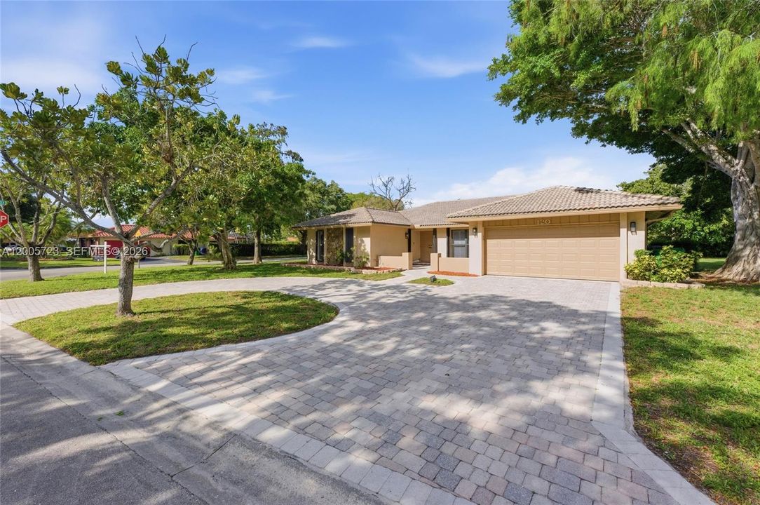Activo con contrato: $689,000 (4 camas, 2 baños, 2192 Pies cuadrados)