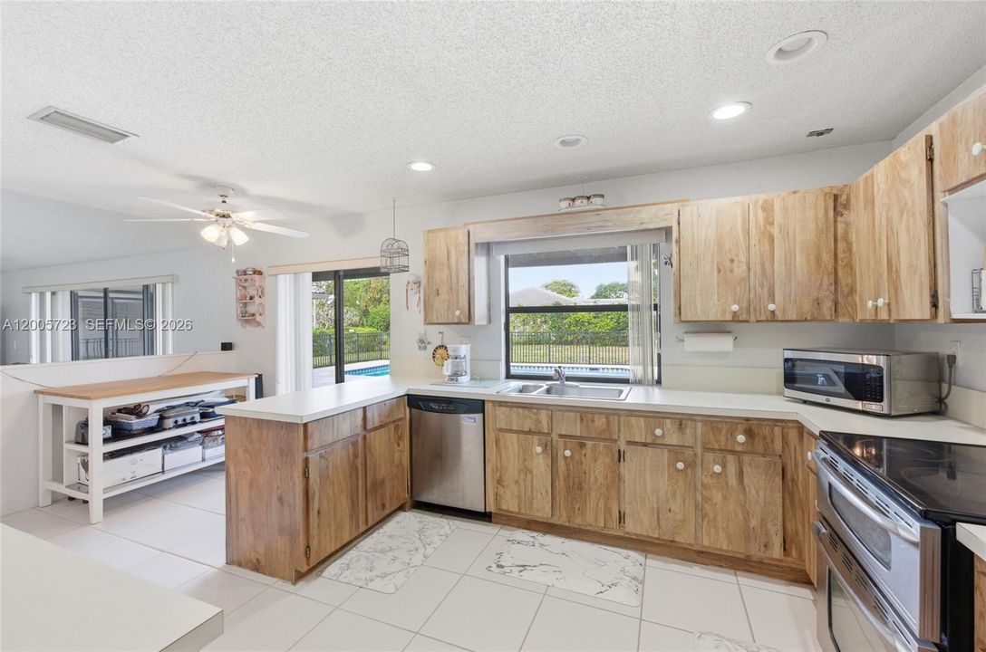 Activo con contrato: $689,000 (4 camas, 2 baños, 2192 Pies cuadrados)