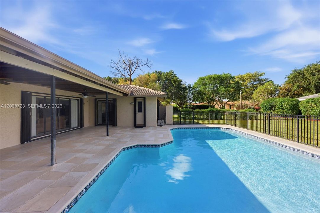 Activo con contrato: $689,000 (4 camas, 2 baños, 2192 Pies cuadrados)