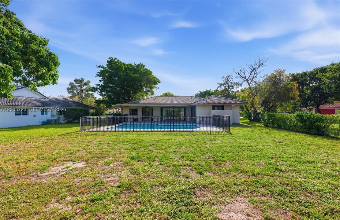 Activo con contrato: $689,000 (4 camas, 2 baños, 2192 Pies cuadrados)