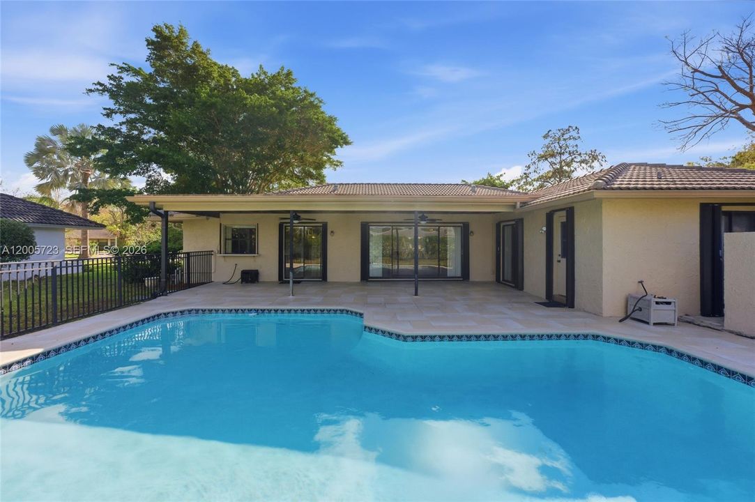 Activo con contrato: $689,000 (4 camas, 2 baños, 2192 Pies cuadrados)