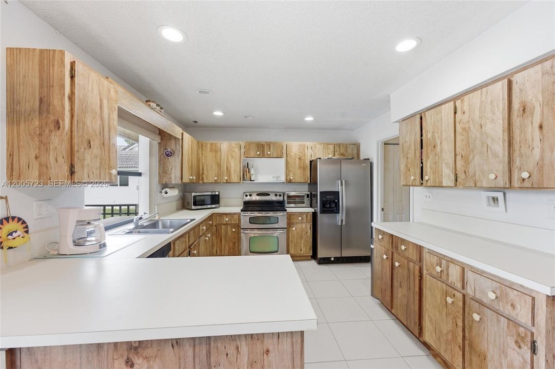 Activo con contrato: $689,000 (4 camas, 2 baños, 2192 Pies cuadrados)