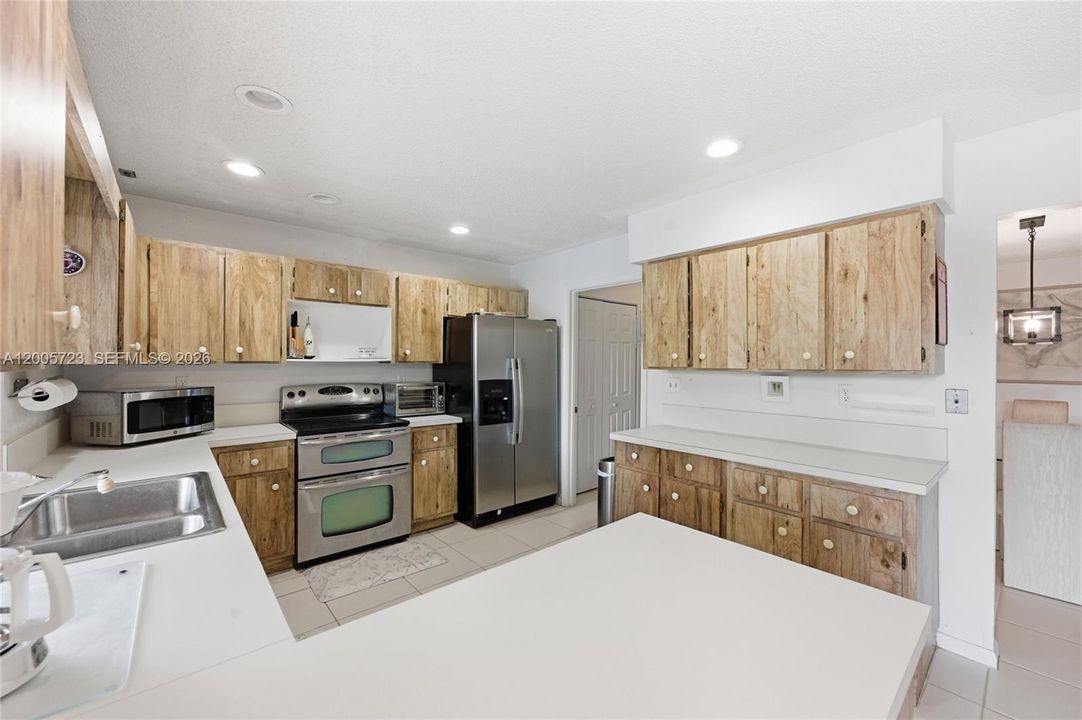 Activo con contrato: $689,000 (4 camas, 2 baños, 2192 Pies cuadrados)