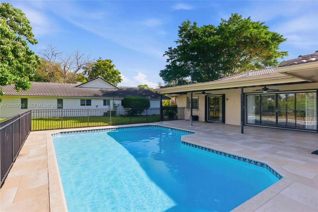 Activo con contrato: $689,000 (4 camas, 2 baños, 2192 Pies cuadrados)