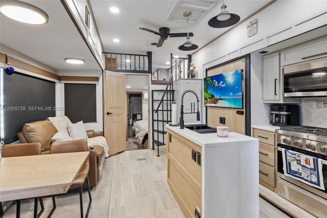 На продажу: $850,000 (4 спален, 1 ванн, 0 Квадратных фут)