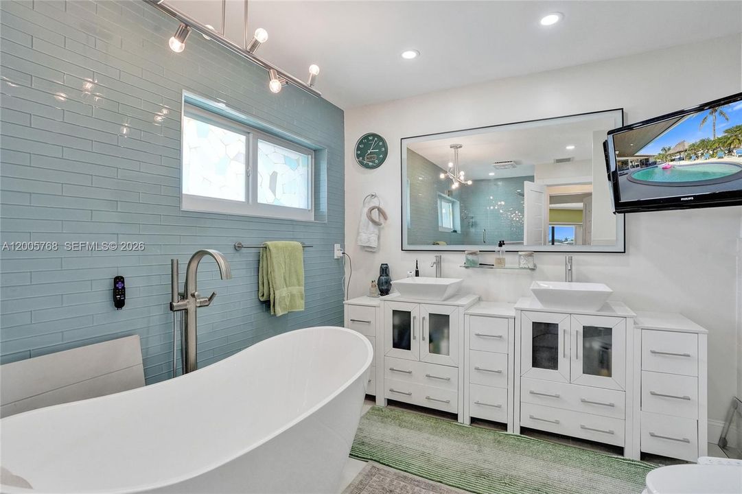 For Sale: $2,600,000 (3 beds, 2 baths, 1685 Square Feet)