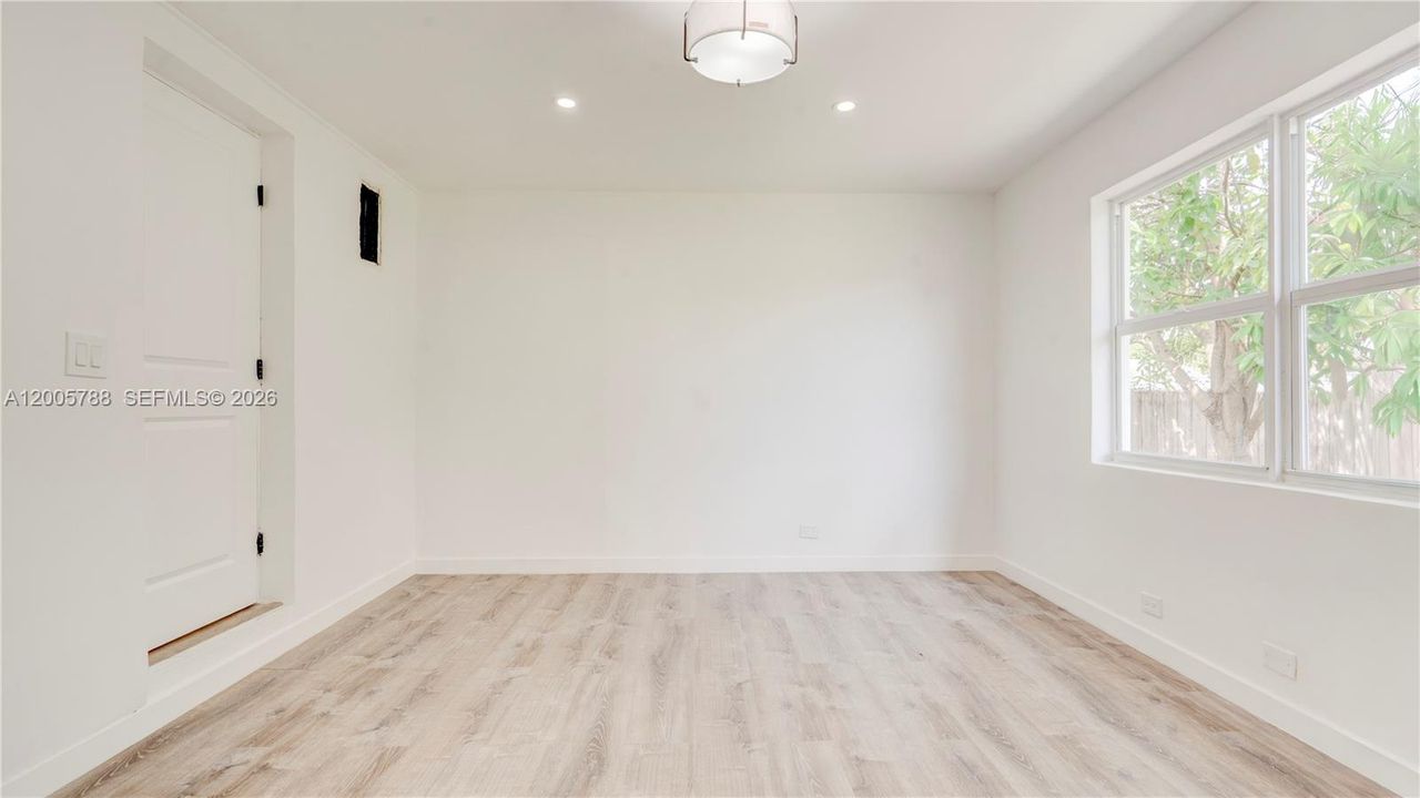 Activo con contrato: $549,000 (3 camas, 2 baños, 1077 Pies cuadrados)