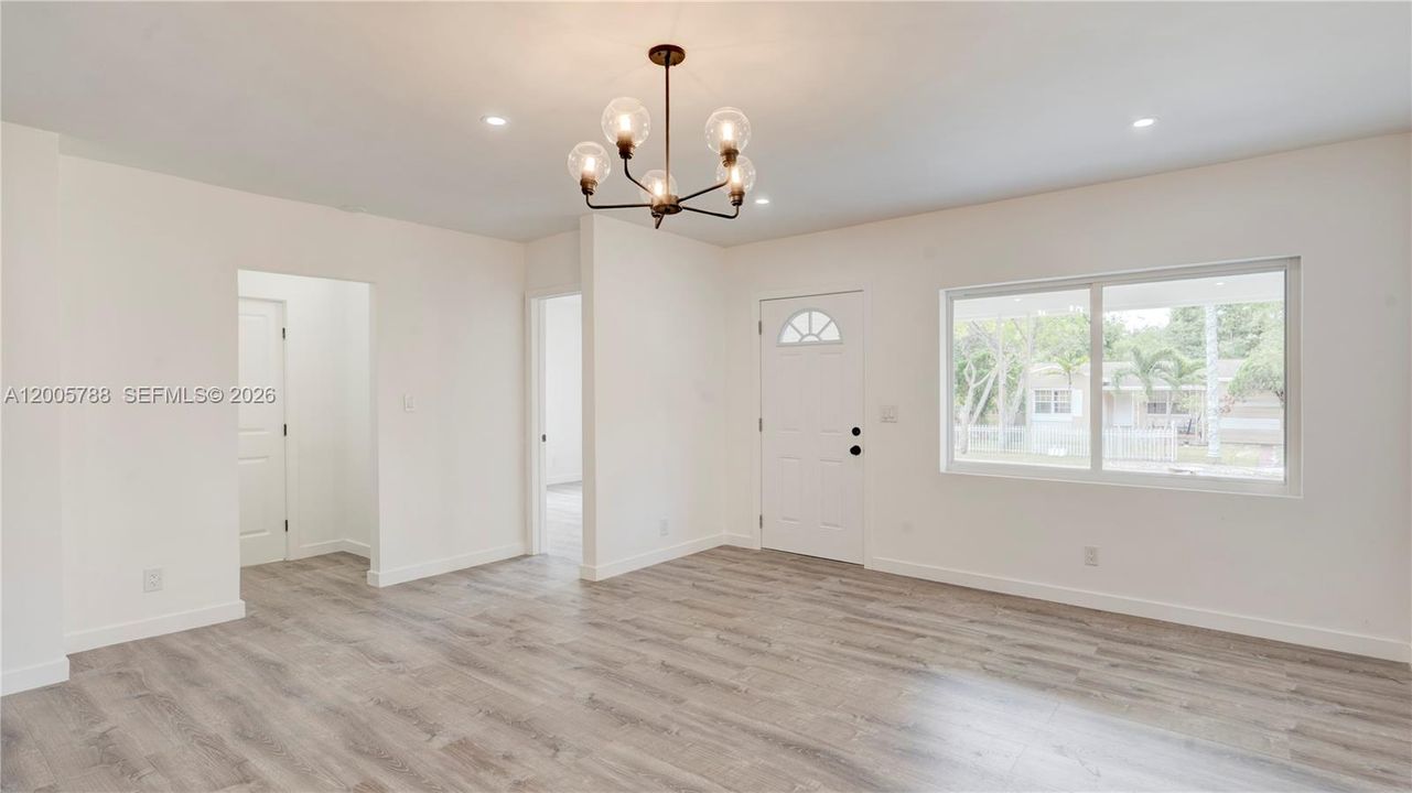 Activo con contrato: $549,000 (3 camas, 2 baños, 1077 Pies cuadrados)