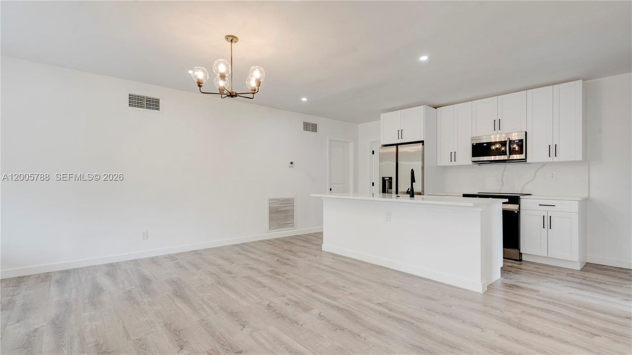 Activo con contrato: $549,000 (3 camas, 2 baños, 1077 Pies cuadrados)