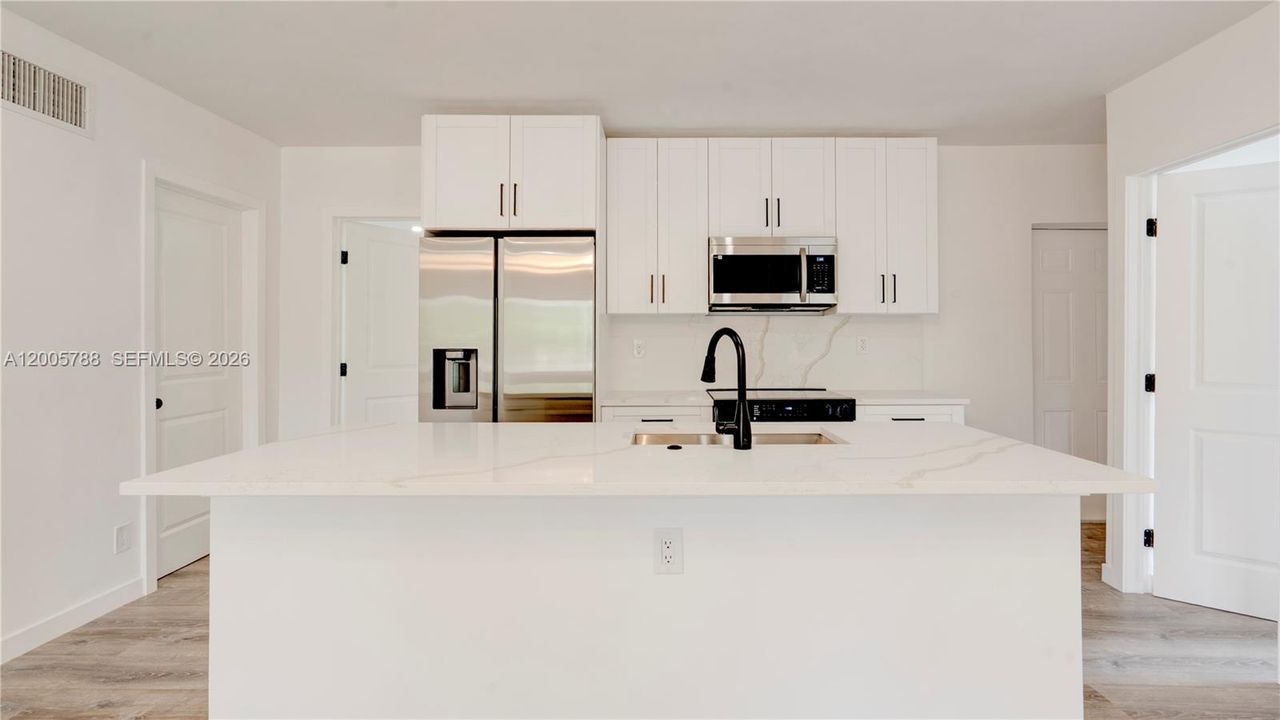 Activo con contrato: $549,000 (3 camas, 2 baños, 1077 Pies cuadrados)