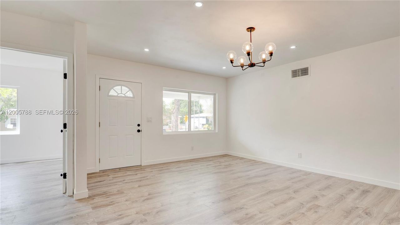 Activo con contrato: $549,000 (3 camas, 2 baños, 1077 Pies cuadrados)