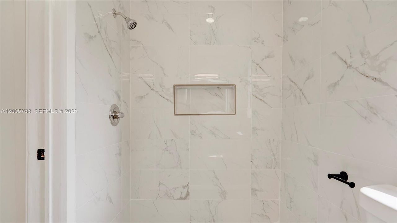 Activo con contrato: $549,000 (3 camas, 2 baños, 1077 Pies cuadrados)