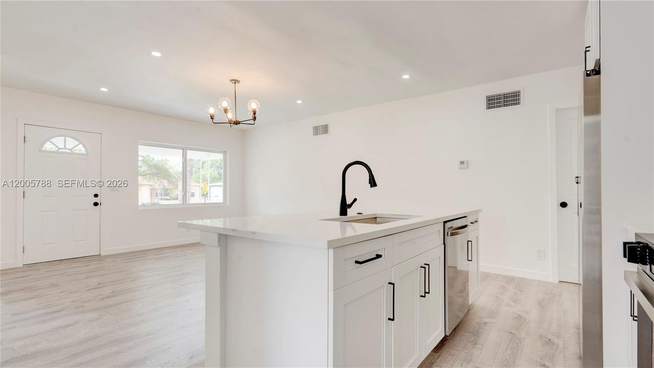 Activo con contrato: $549,000 (3 camas, 2 baños, 1077 Pies cuadrados)