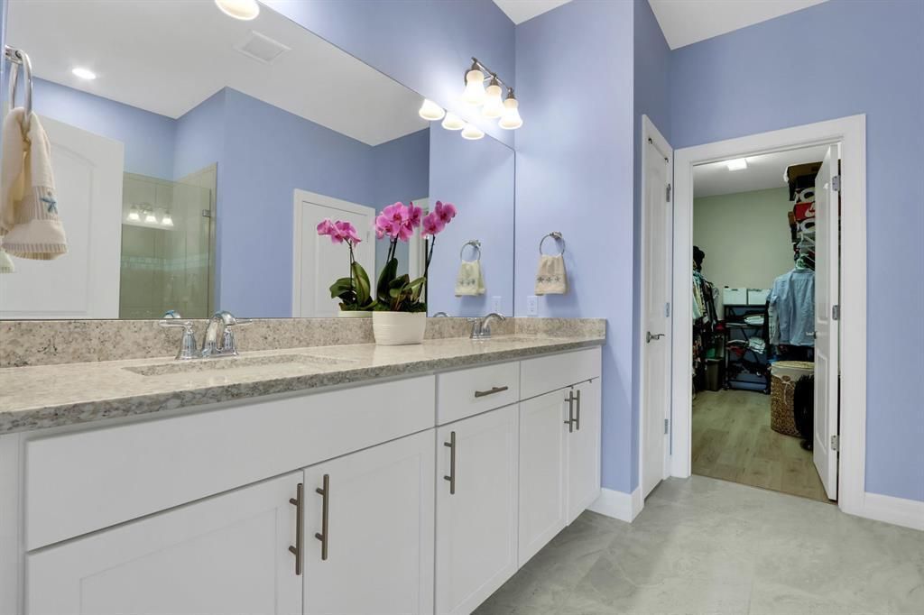 mast bath and closet