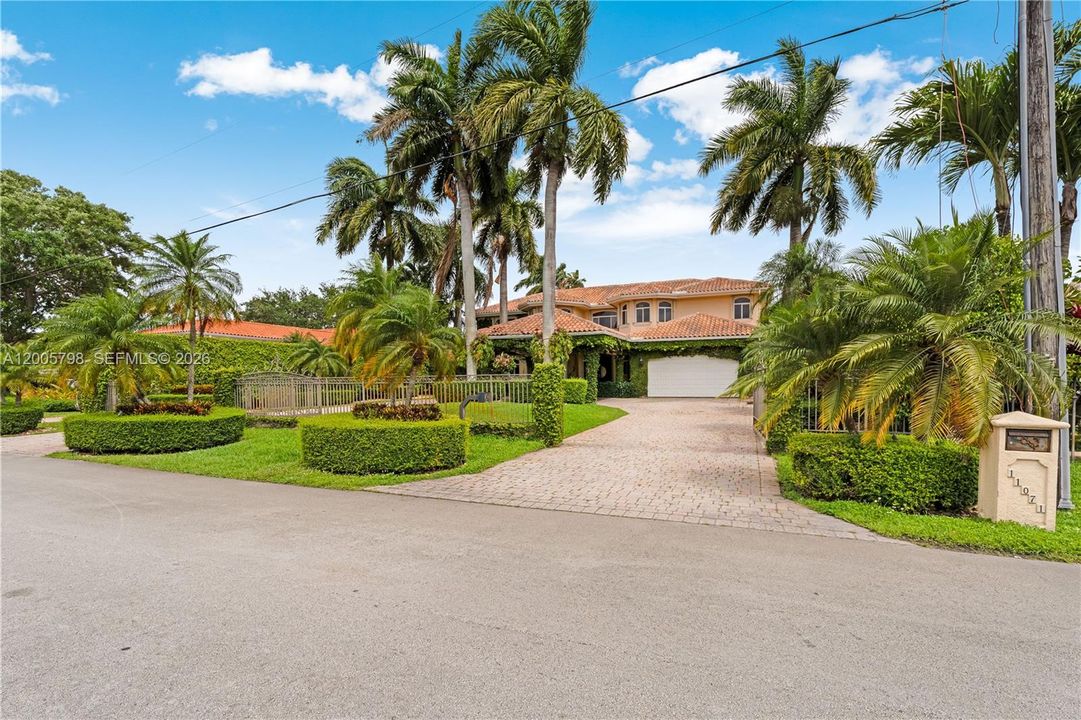 Active With Contract: $1,950,000 (4 beds, 4 baths, 4609 Square Feet)