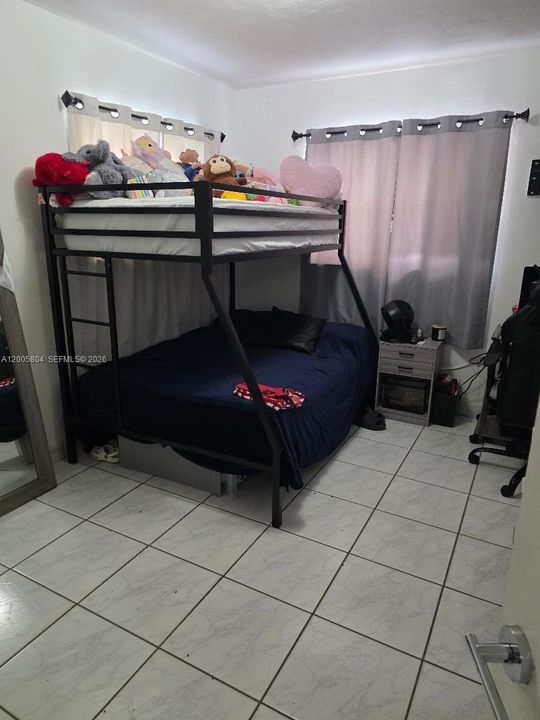 Activo con contrato: $1,800 (2 camas, 1 baños, 850 Pies cuadrados)