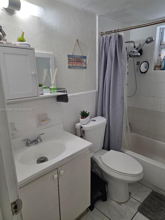 Activo con contrato: $1,800 (2 camas, 1 baños, 850 Pies cuadrados)
