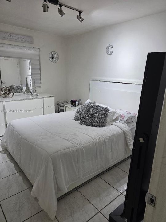 Activo con contrato: $1,800 (2 camas, 1 baños, 850 Pies cuadrados)