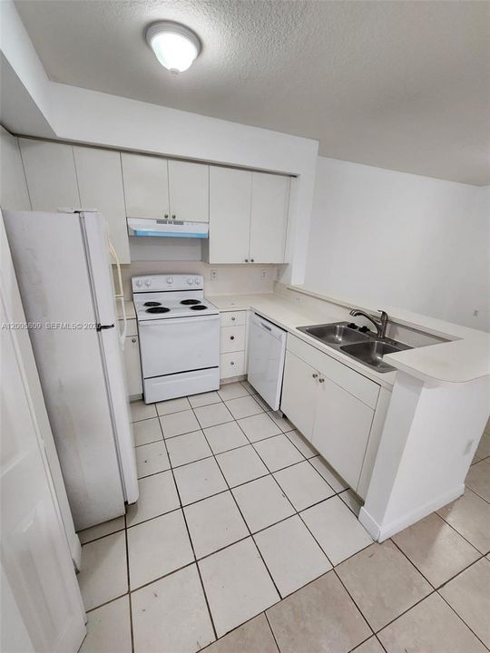 Recently Rented: $1,750 (2 beds, 2 baths, 809 Square Feet)