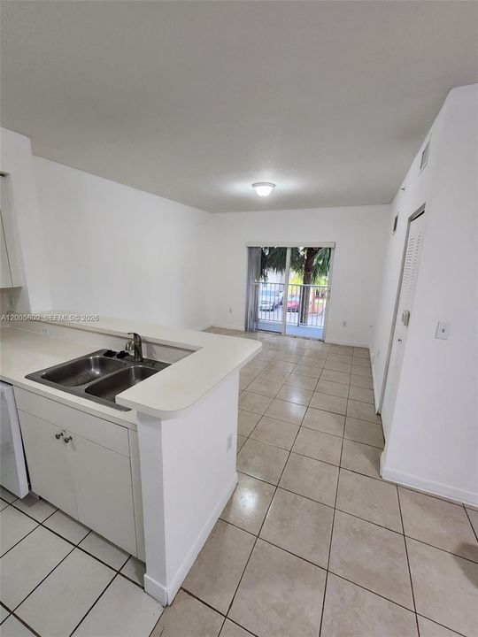 Recently Rented: $1,750 (2 beds, 2 baths, 809 Square Feet)
