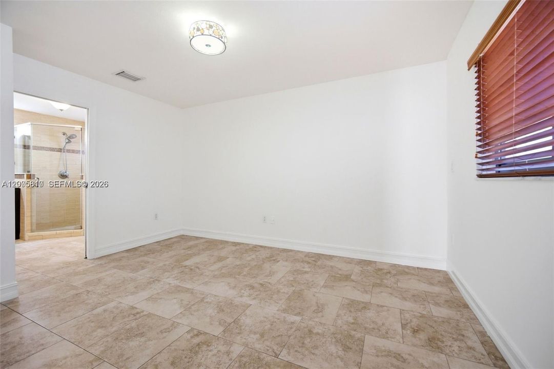 Activo con contrato: $3,800 (3 camas, 2 baños, 1372 Pies cuadrados)