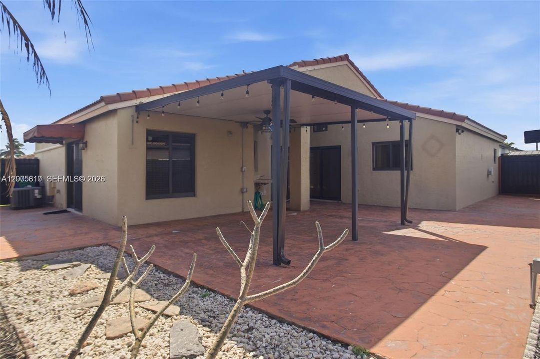 Activo con contrato: $3,800 (3 camas, 2 baños, 1372 Pies cuadrados)