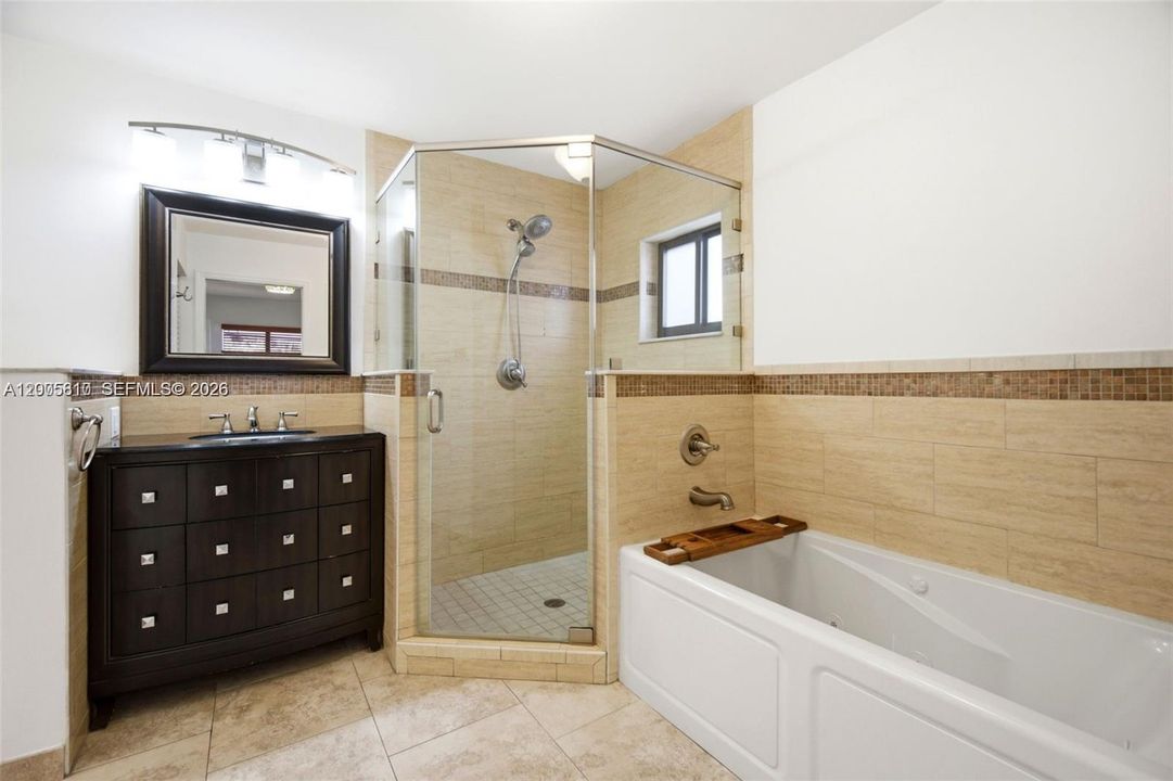 Activo con contrato: $3,800 (3 camas, 2 baños, 1372 Pies cuadrados)