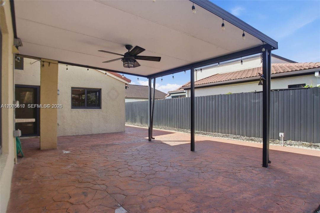 Activo con contrato: $3,800 (3 camas, 2 baños, 1372 Pies cuadrados)