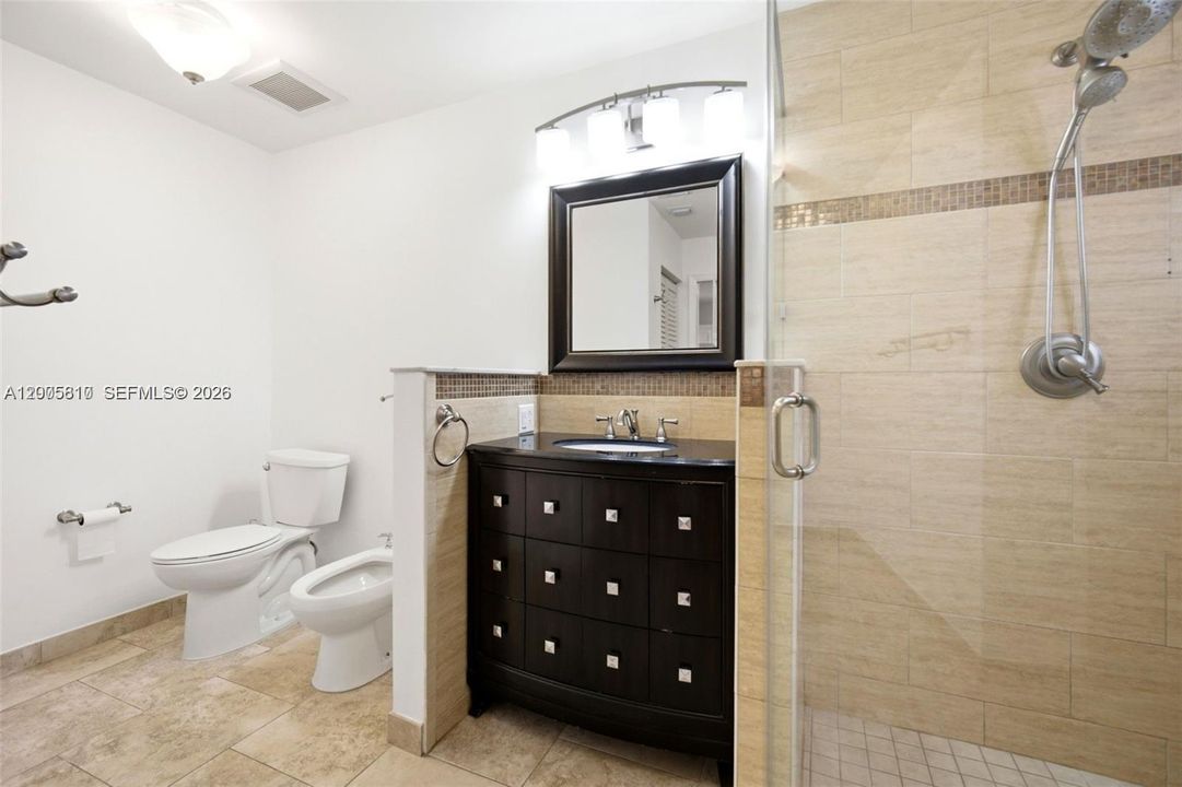 Activo con contrato: $3,800 (3 camas, 2 baños, 1372 Pies cuadrados)
