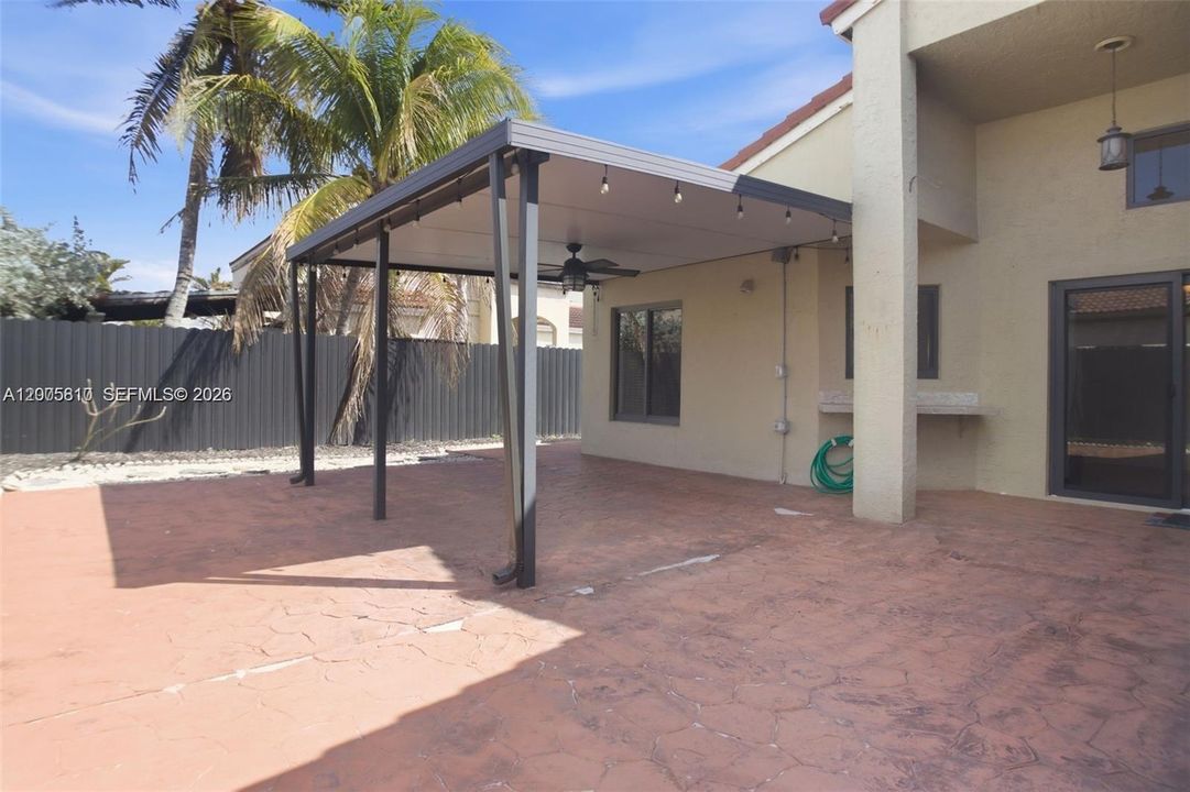 Activo con contrato: $3,800 (3 camas, 2 baños, 1372 Pies cuadrados)
