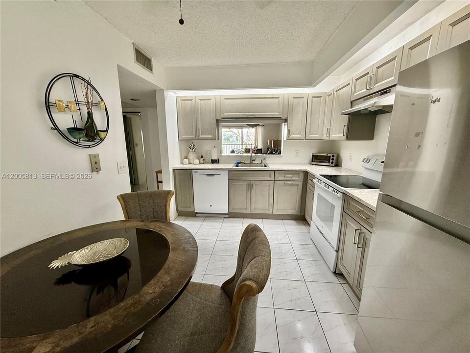 En Venta: $235,500 (2 camas, 2 baños, 1207 Pies cuadrados)