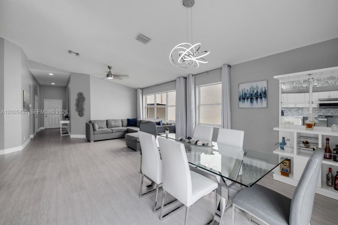 Activo con contrato: $589,900 (3 camas, 2 baños, 1515 Pies cuadrados)