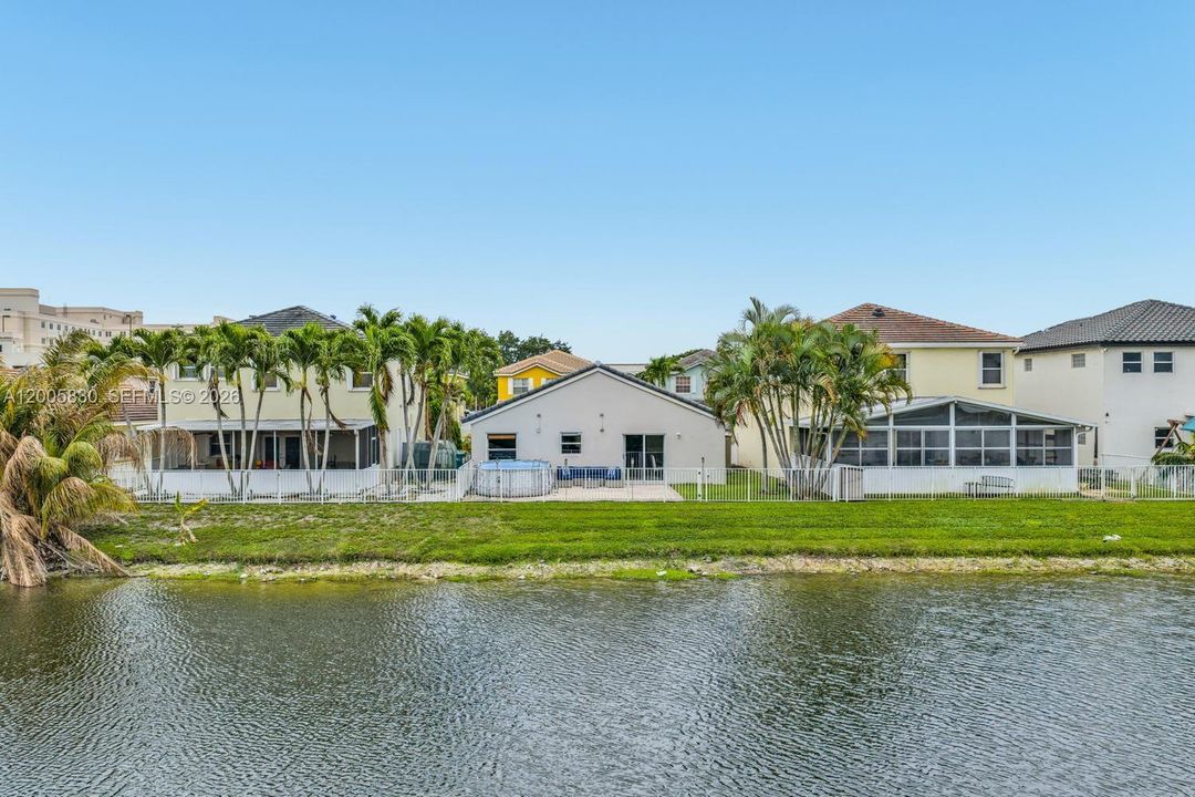 Activo con contrato: $589,900 (3 camas, 2 baños, 1515 Pies cuadrados)