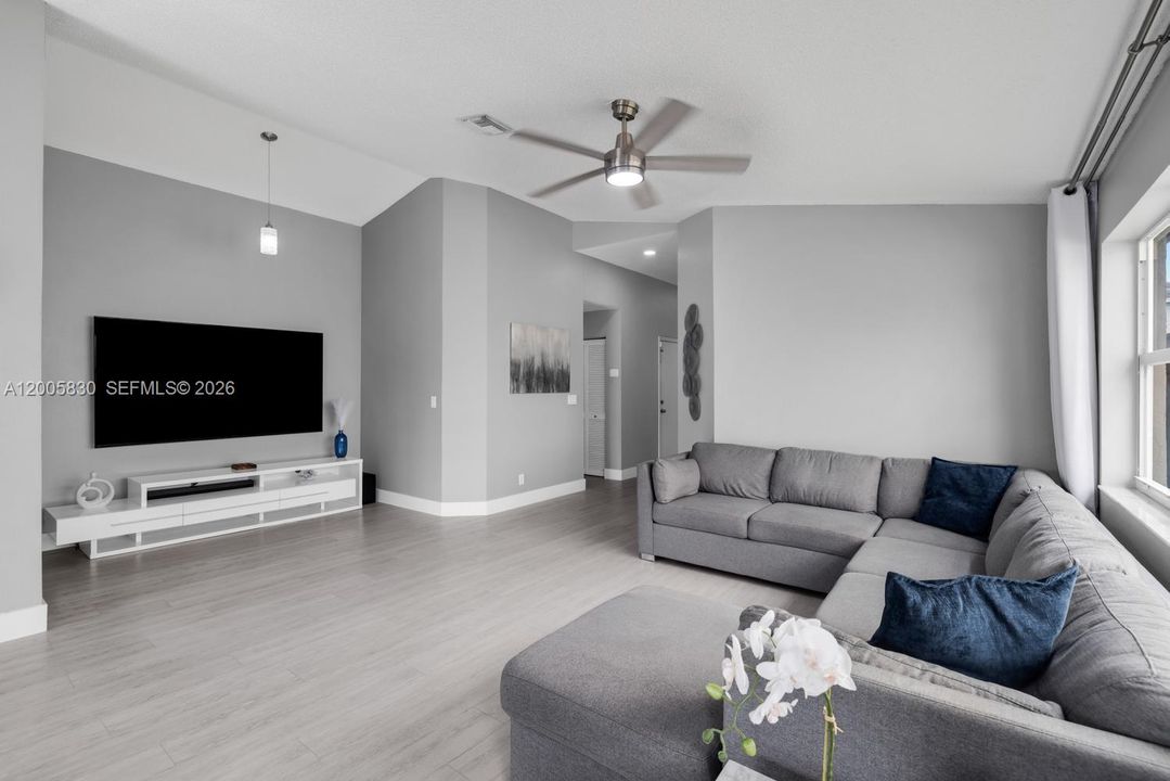 Activo con contrato: $589,900 (3 camas, 2 baños, 1515 Pies cuadrados)