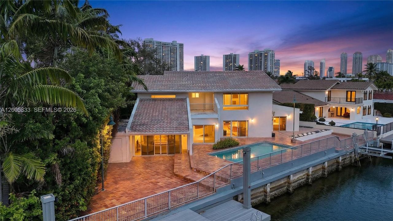 待售: $3,950,000 (0.21 acres)