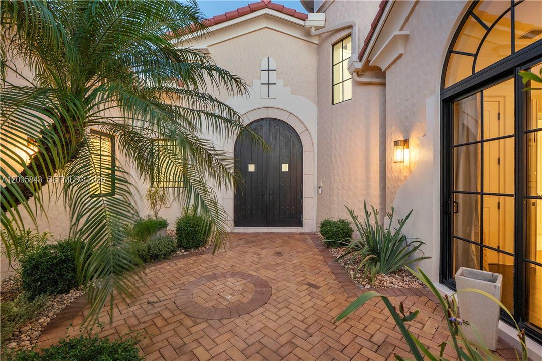 Activo con contrato: $2,495,000 (5 camas, 4 baños, 3838 Pies cuadrados)