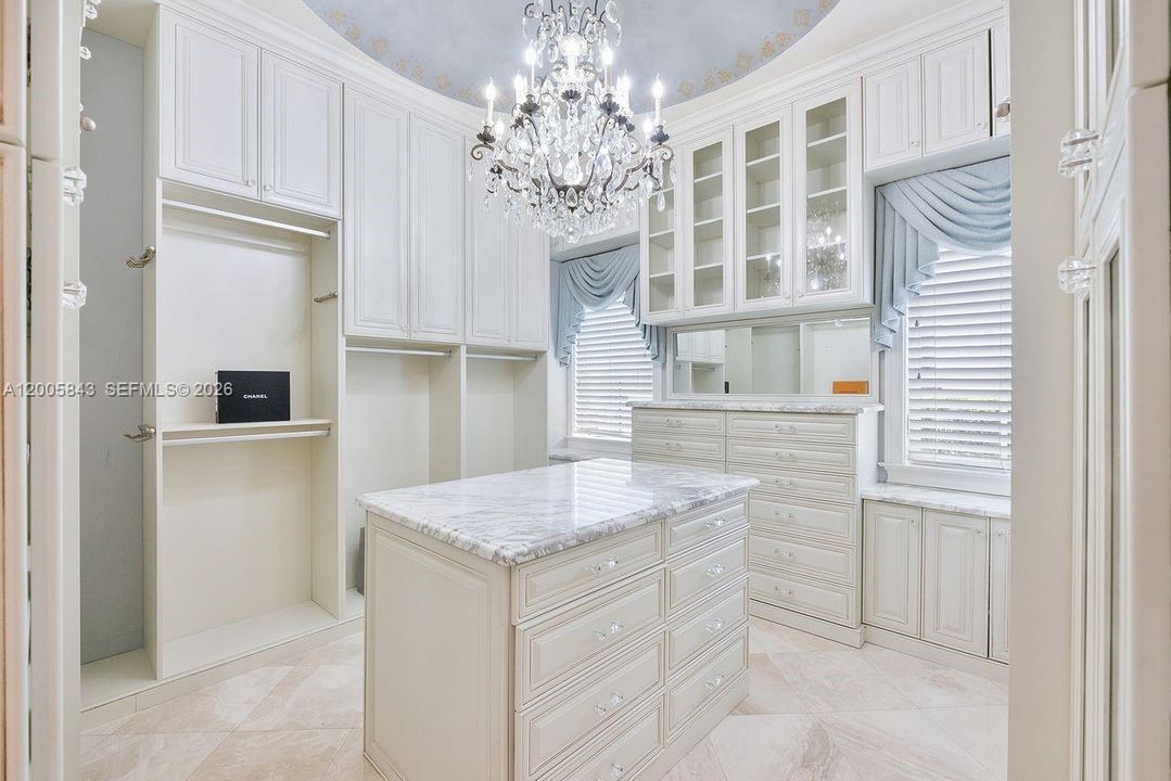 Activo con contrato: $2,495,000 (5 camas, 4 baños, 3838 Pies cuadrados)