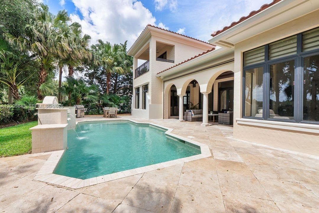 Activo con contrato: $2,495,000 (5 camas, 4 baños, 3838 Pies cuadrados)