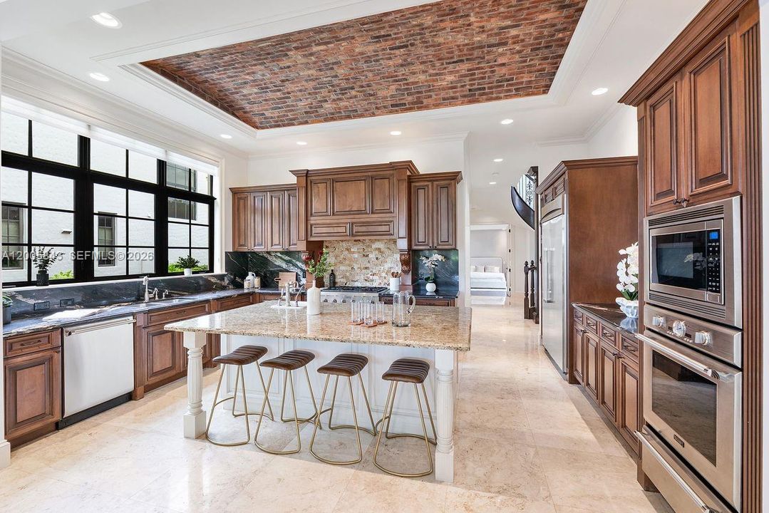 Activo con contrato: $2,495,000 (5 camas, 4 baños, 3838 Pies cuadrados)