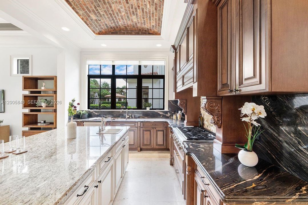 Activo con contrato: $2,495,000 (5 camas, 4 baños, 3838 Pies cuadrados)