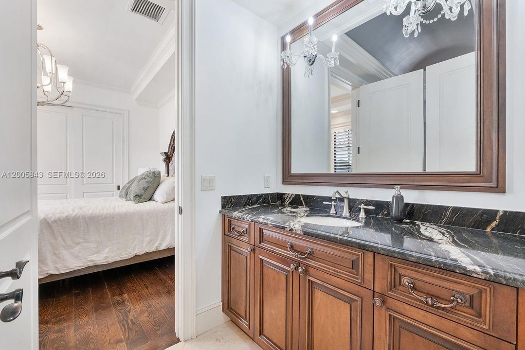 Activo con contrato: $2,495,000 (5 camas, 4 baños, 3838 Pies cuadrados)
