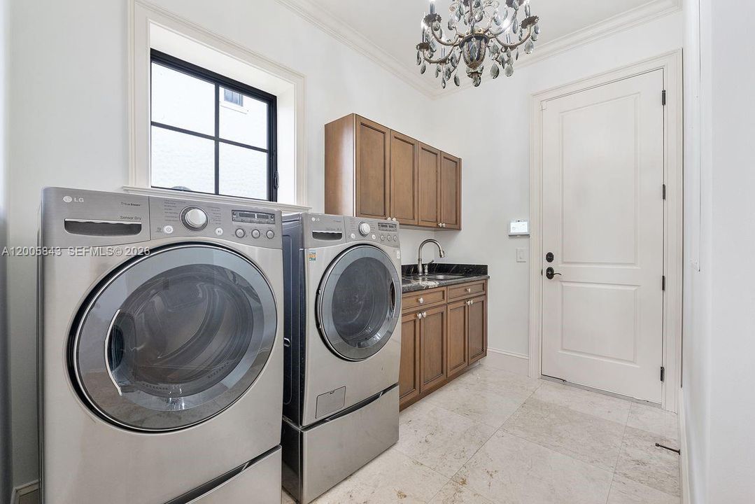Activo con contrato: $2,495,000 (5 camas, 4 baños, 3838 Pies cuadrados)