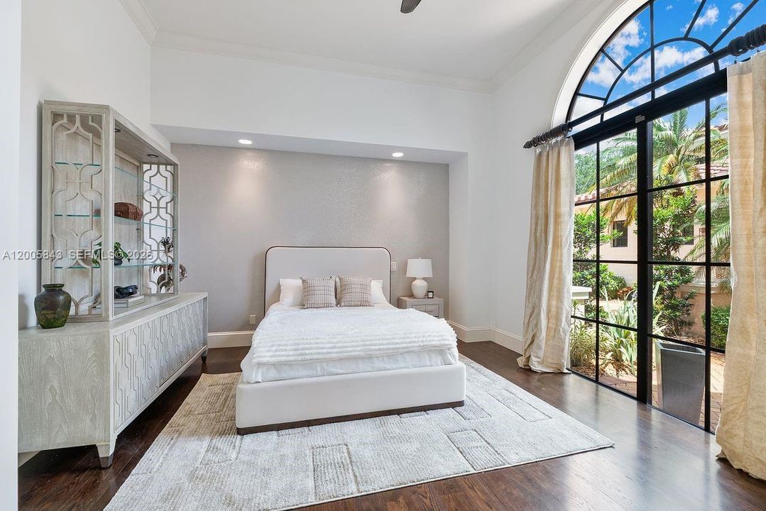 Activo con contrato: $2,495,000 (5 camas, 4 baños, 3838 Pies cuadrados)