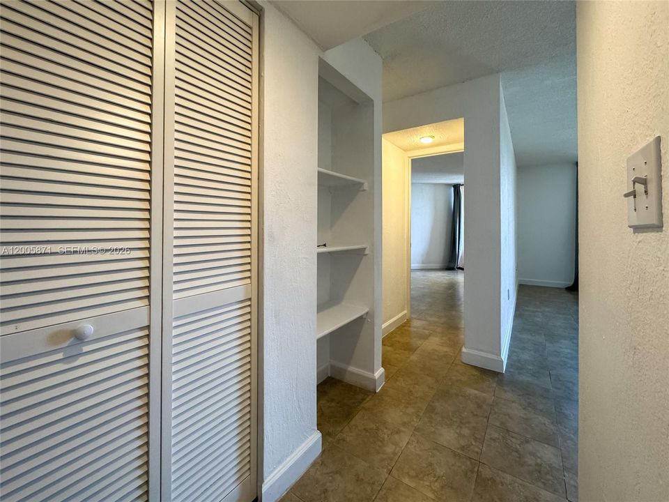 Active With Contract: $1,700 (1 beds, 1 baths, 725 Square Feet)