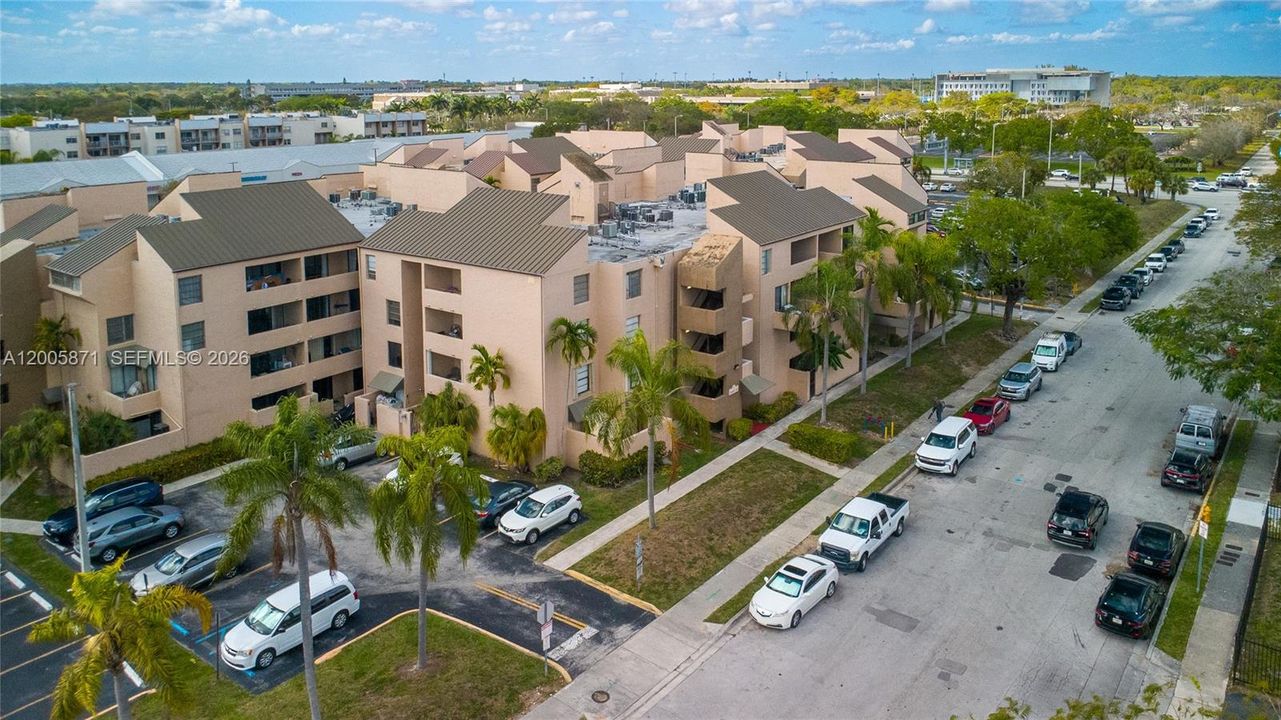 Active With Contract: $1,700 (1 beds, 1 baths, 725 Square Feet)