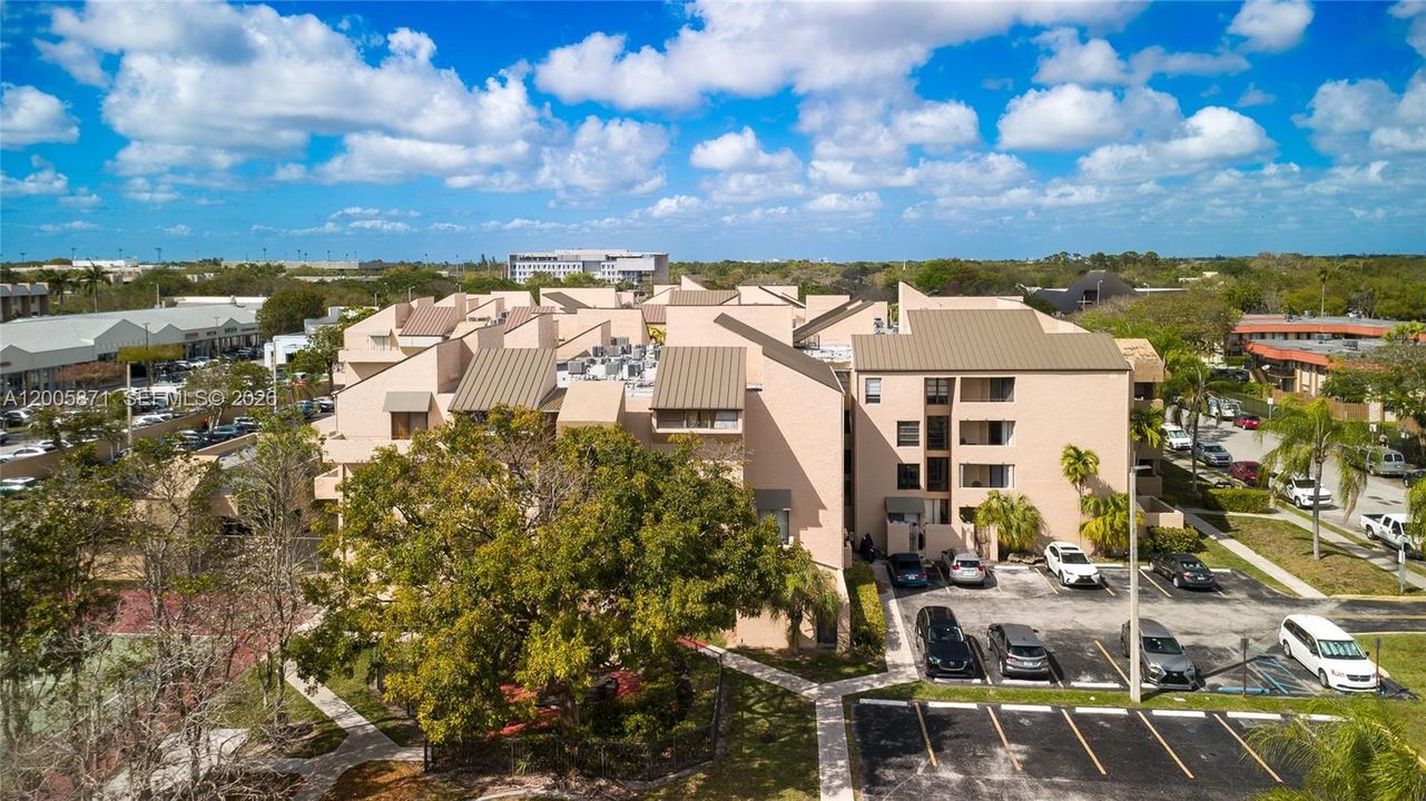 Active With Contract: $1,700 (1 beds, 1 baths, 725 Square Feet)