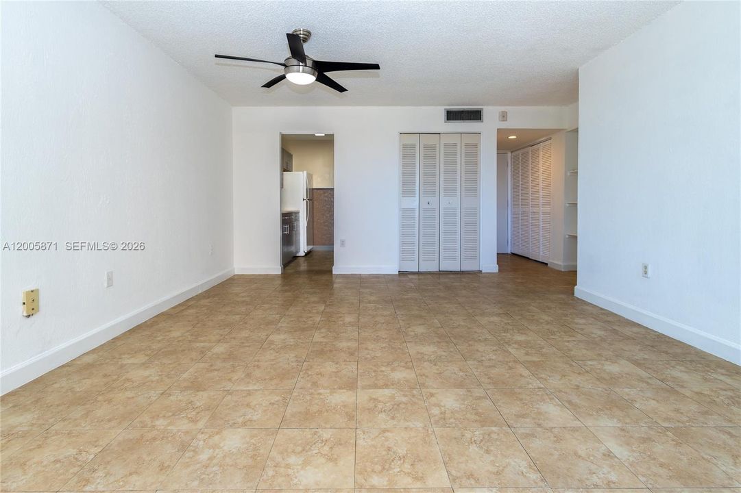 Active With Contract: $1,700 (1 beds, 1 baths, 725 Square Feet)